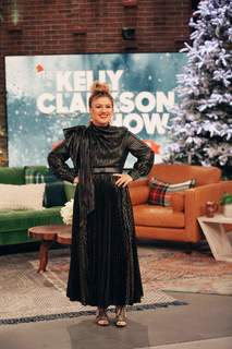 Kelly Clarkson feet photo thumbnail
