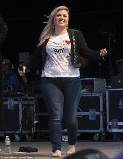 Kelly Clarkson feet photo thumbnail
