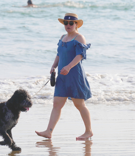 Kelly Clarkson feet photo thumbnail