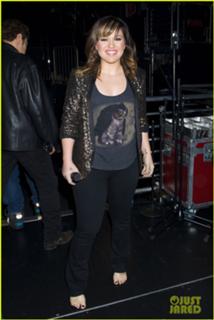 Kelly Clarkson feet photo thumbnail