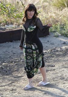 Kelly Clarkson feet photo thumbnail