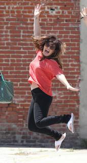 Kelly Clarkson feet photo thumbnail