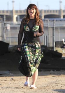 Kelly Clarkson feet photo thumbnail