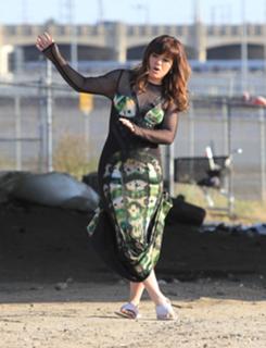 Kelly Clarkson feet photo thumbnail
