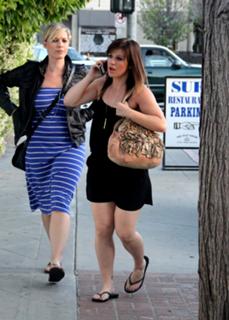 Kelly Clarkson feet photo thumbnail