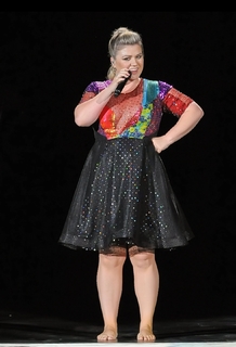 Kelly Clarkson feet photo thumbnail