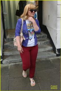 Kelly Clarkson feet photo thumbnail