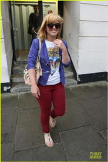 Kelly Clarkson feet photo thumbnail