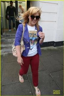 Kelly Clarkson feet photo thumbnail