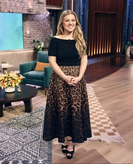 Kelly Clarkson feet photo thumbnail