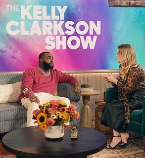 Kelly Clarkson feet photo thumbnail
