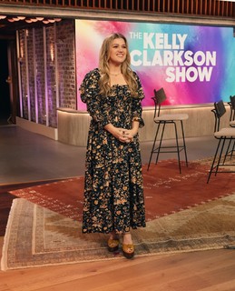 Kelly Clarkson feet photo thumbnail