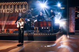 Kelly Clarkson feet photo thumbnail