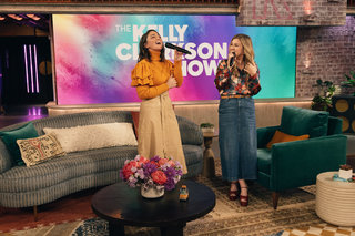 Kelly Clarkson feet photo thumbnail