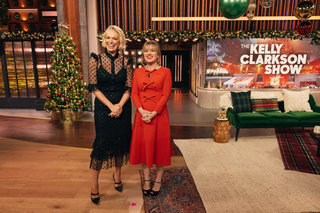 Kelly Clarkson feet photo thumbnail