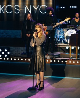 Kelly Clarkson feet photo thumbnail