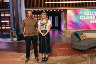 Kelly Clarkson feet photo thumbnail
