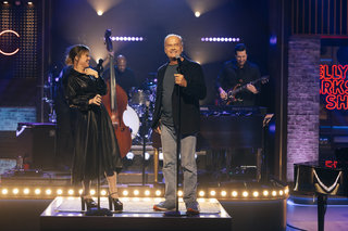 Kelly Clarkson feet photo thumbnail