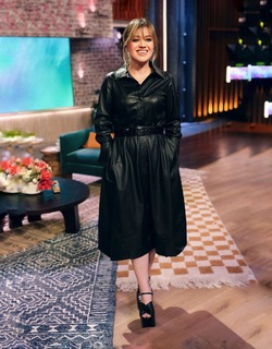 Kelly Clarkson feet photo thumbnail