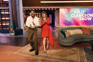 Kelly Clarkson feet photo thumbnail