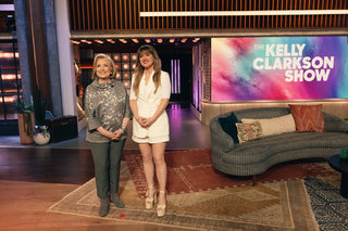 Kelly Clarkson feet photo thumbnail