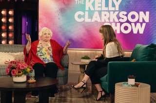 Kelly Clarkson feet photo thumbnail