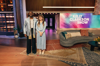 Kelly Clarkson feet photo thumbnail
