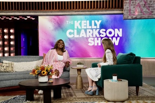 Kelly Clarkson feet photo thumbnail