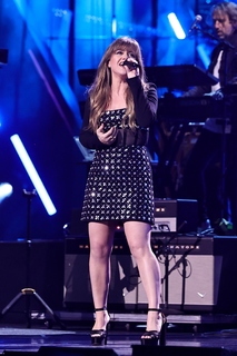 Kelly Clarkson feet photo thumbnail