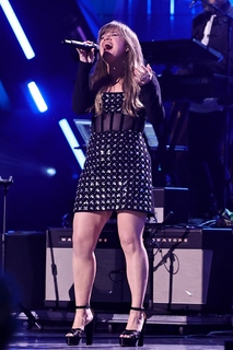 Kelly Clarkson feet photo thumbnail