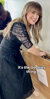 Kelly Clarkson feet photo thumbnail