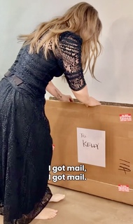 Kelly Clarkson feet photo thumbnail