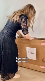 Kelly Clarkson feet photo thumbnail