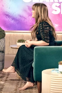 Kelly Clarkson feet photo thumbnail