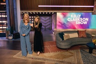 Kelly Clarkson feet photo thumbnail