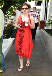 Kelly Clarkson feet photo thumbnail