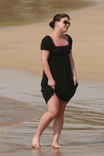 Kelly Clarkson feet photo thumbnail