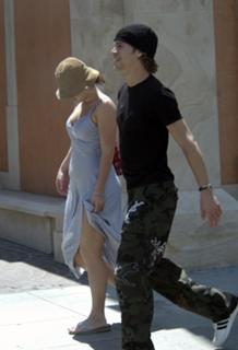 Kelly Clarkson feet photo thumbnail