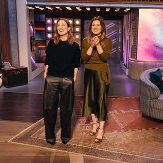 Kelly Clarkson feet photo 4