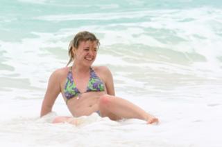 Kelly Clarkson feet photo thumbnail