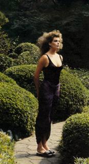 Kelly LeBrock feet photo thumbnail