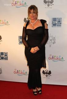 Kelly LeBrock feet photo thumbnail