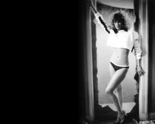 Kelly LeBrock feet photo thumbnail