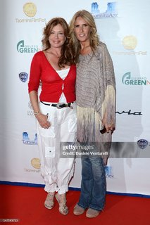 Kelly LeBrock feet photo thumbnail