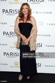 Kelly LeBrock feet photo thumbnail