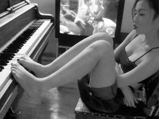 Kelly Lin feet photo 8