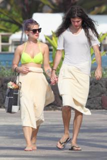 Kelly Osbourne feet photo thumbnail