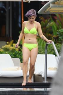 Kelly Osbourne feet photo thumbnail