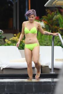 Kelly Osbourne feet photo thumbnail