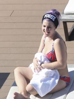 Kelly Osbourne feet photo thumbnail
